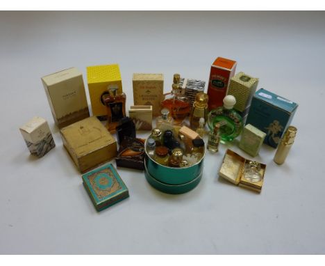 A COLLECTION OF VINTAGE PERFUME BOTTLES