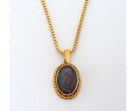 A 9CT GOLD PENDANT NECKLACE, with opal doublet in a rope twist surround to the 9ct gold box link chain, length 40cm, hallmark