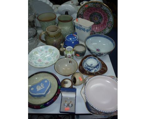 VARIOUS CERAMICS/STONEWARE, including boxed Wedgwood Jasperware cufflinks, Poole, Masons etc