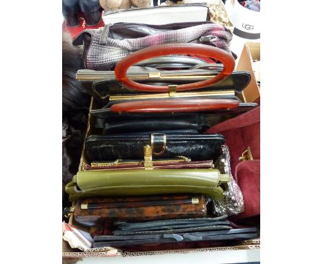 A LARGE COLLECTION OF VINTAGE HANDBAGS