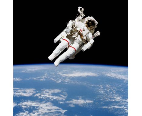 Nasa. GRAND FORMAT. L'astronaute Bruce McCandless II (Mission de la navette spatiale STS 41-B), participe à une sortie histor