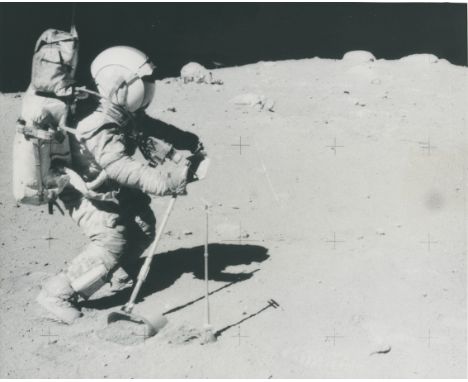 NASA. Mission Apollo 16. L'astronaute John W. Young, commandant de la mission d'alunissage Apollo 16, est photographié en tra