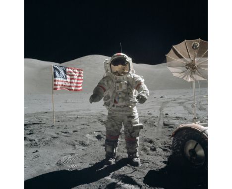 Nasa. Mission Apollo 17. Belle vue de l'astronaute Eugene Cernan devant le drapeau américain et au côté du rover lunaire. 13 