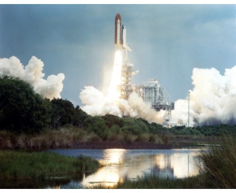 Nasa. Magnifique décollage d'une navette spatiale dans le ciel bleu de Floride le 4 mai 1989. la navette "Atlantis" (Mission 