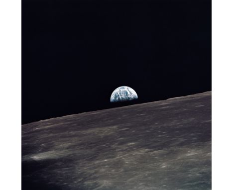NASA. GRAND FORMAT. Mission Apollo 10. Une belle vue de la Terre se levant au-dessus de l'horizon lunaire photographié depuis