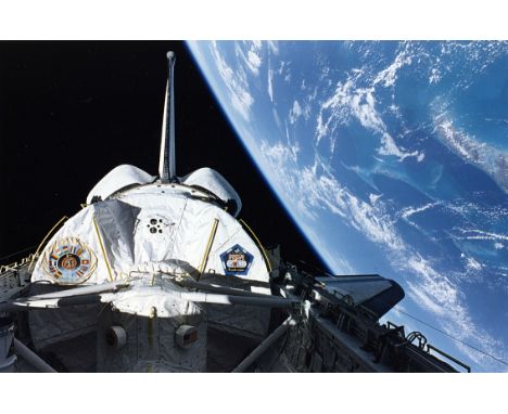 Nasa. Belle vue du globe terrestre depuis la navette spatiale Columbia dont on distingue la soute ouverte lors de la mission 