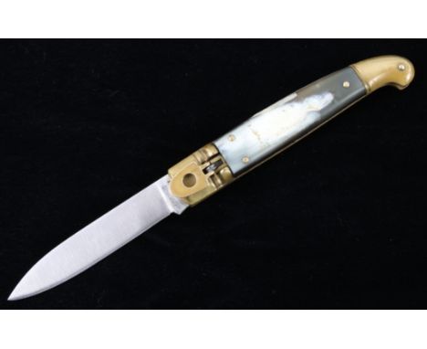 Included in this lot we have a Greman Rostfrei lever lock  ram horn switchblade knife originating from the 1950's. The handma