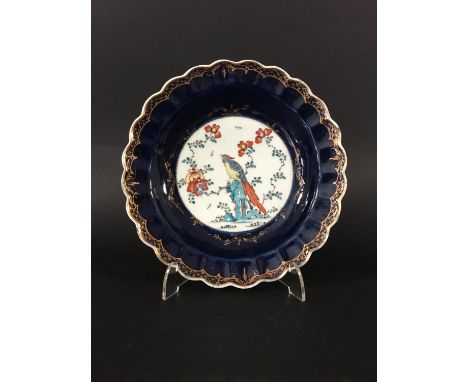WORCESTER PLATE circa 1770, decorated in the Joshua Reynold pattern in the kakiemon palette, inside a deep blue and gilt bord