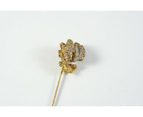 OF GOLD PROSPECTING INTEREST: a stick pin mounted with gold in quartz matrix