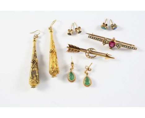 A QUANTITY OF JEWELLERY including a gold and pearl set arrow and crescent brooch, a pair of Victorian drop earrings, a pair o