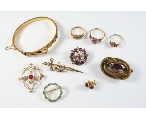 A QUANTITY OF JEWELLERY including an amethyst and gold brooch, circular, mounted with circular-cut amethysts and seed pearls 