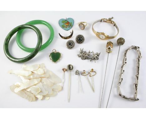 A QUANTITY OF JEWELLERY including two jade bangles, a gold crescent brooch, a jade pendant, Chinese fish gaming counters, ass
