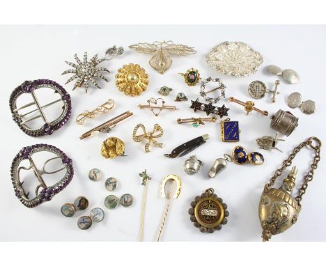 A QUANTITY OF JEWELLERY including a gold horseshoe stick pin, a cultured pearl and gold brooch, a garnet and gilt metal brooc