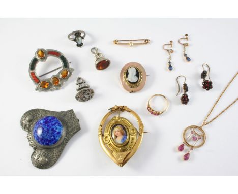 A QUANTITY OF JEWELLERY including a Scottish hardstone and silver brooch, a hardstone cameo brooch, in a gold frame, a ruby f