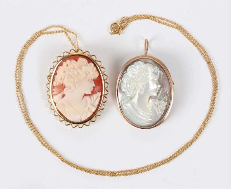 A gold mounted oval abalone shell cameo pendant brooch, detailed ‘375’, length 3.9cm, and a 9ct gold mounted oval shell cameo