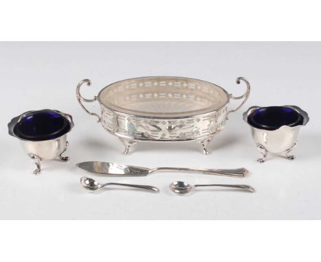 A George VI silver oval two-handled butter dish with pierced sides, on scroll feet, Birmingham 1950 by Lanson Ltd, fitted wit