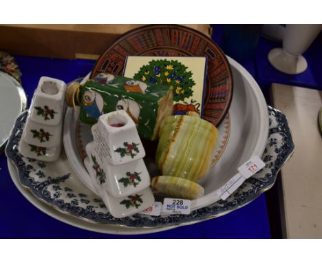 CERAMIC ITEMS INCLUDING LARGE SERVING DISHES