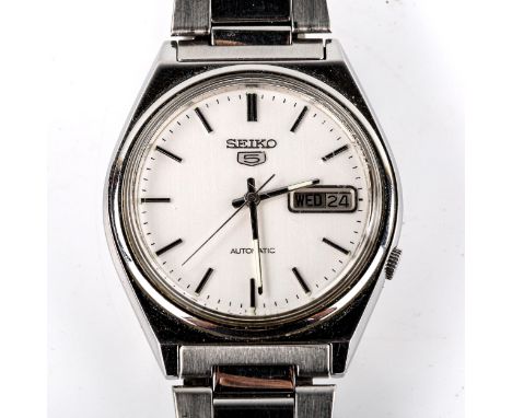 SEIKO 5 - a Vintage stainless steel automatic bracelet watch, ref. 7009-3140, silvered dial with baton hour markers, luminous