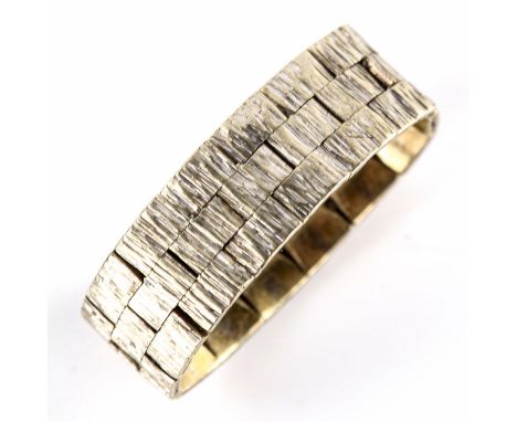 A mid-20th century 9ct white gold articulated brick link ring, textured bark settings, hallmarks London 1967, band width 7.6m