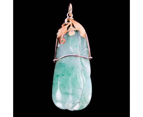 A Chinese carved and polished Buddha's hand fruit jade pendant, with unmarked yellow metal mount, height excluding bale 44.4m