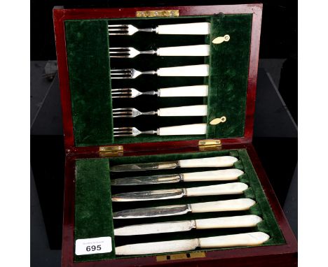 A George V silver-bladed mother-of-pearl handled dessert cutlery set for 6 people, by Lee & Wigfull, hallmarks Sheffield 1910