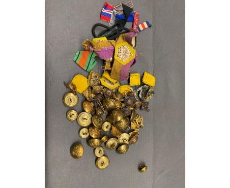 Over 50 brass buttons, pips etc plus 'flashes'. The coat button for RLR with crown, one tank corps badge and more, all in Jac