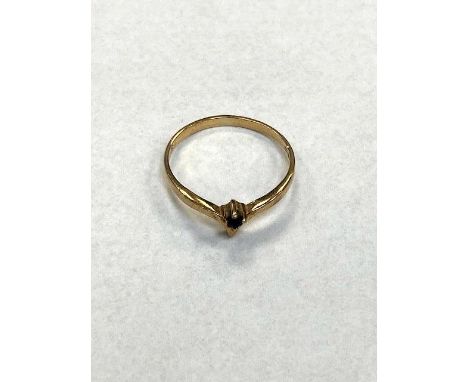 A 9ct gold ring set with a sapphire, 1.3g.