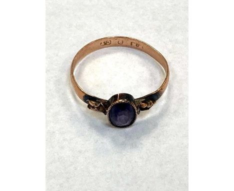 An antique 9ct gold ring set with an amethyst, 1.4g.