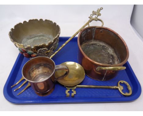 A tray of assorted copper and brass ware - antique copper brass handled pot, toasting fork, over sized key, Chinese planter 