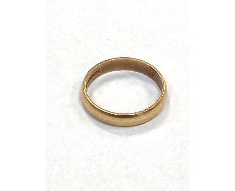 A 9ct gold band ring, 2.3g.