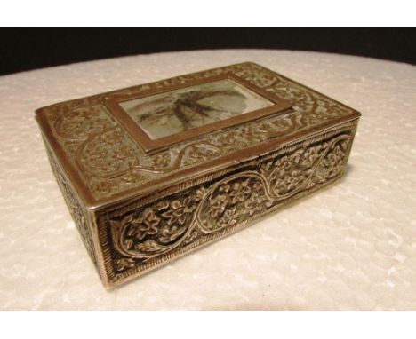 Horse racing interest - a white metal snuff box with gilt interior, the lid engraved Sayajirao St Leger 1947 and inset with s