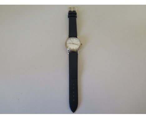 A gentleman's 9ct yellow gold cased automatic wristwatch with Arabic numerals at 12 & 6 o'clock with baton markers to other h