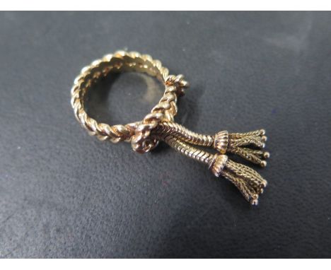 A gold tassel ring believed to be 18ct ring size Q/R - approx weight 11.8 grams 