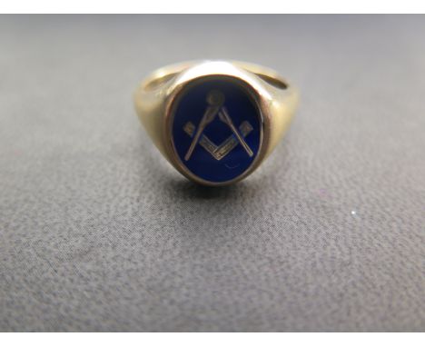 A 9ct yellow gold masonic blue enamel ring size S - approx weight 7.8 grams - light surface scratches, usage wear, in good co