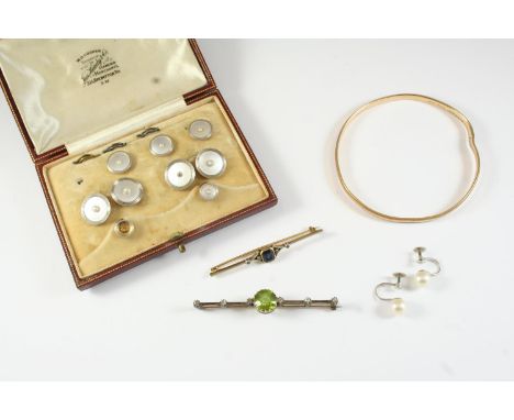 A QUANTITY OF JEWELLERY including a peridot and diamond bar brooch, a pair of cultured pearl earrings, with screw fittings, a