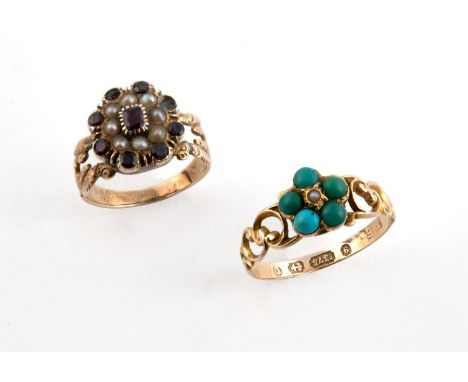 A GEORGIAN GARNET AND PEARL SET VINAIGRETTE RING mounted with garnets and half pearls with gold foliate bifurcated shoulders,