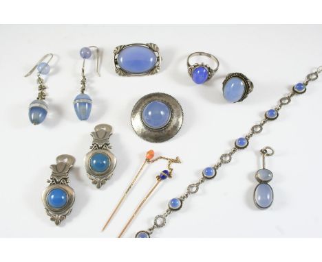 A QUANTITY OF CHALCEDONY AND SILVER JEWELLERY including two brooches, a bracelet, two pairs of drop earrings, two rings and a