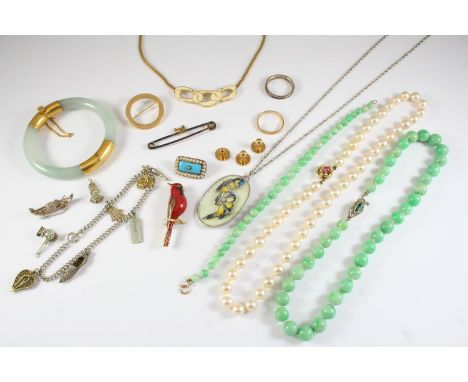 A QUANTITY OF JEWELLERY including a 9ct gold wedding band, 1.5 grams, a gilt metal fox mask hunting stock pin, a cased set of