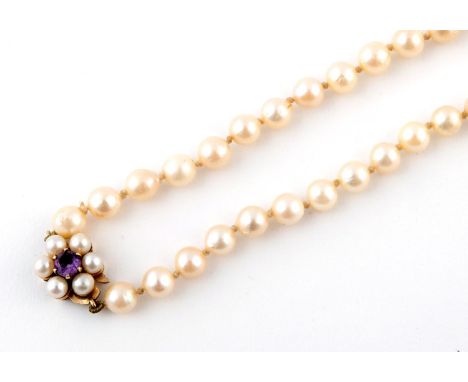 A SINGLE ROW UNIFORM CULTURED PEARL NECKLACE the pearls measure approximately 6.5mm and are set to an amethyst and cultured p