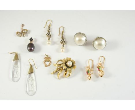 A QUANTITY OF JEWELLERY including a gold and cultured pearl foliate spray brooch, a pair of mabe pearl stud earrings, and var