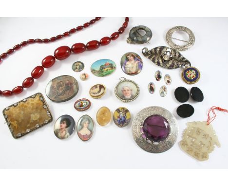 A QUANTITY OF JEWELLERY including two Indian miniatures, a Scottish silver cloak brooch, a Scottish agate and silver brooch, 