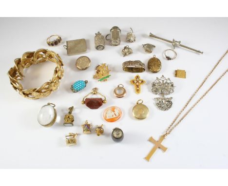 A QUANTITY OF JEWELLERY including a garnet five stone ring, stones loose, set in yellow gold, a circular gold locket pendant,