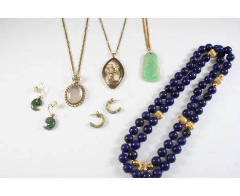 A QUANTITY OF JEWELLERY including a carved jade pendant, a lapis lazuli bead necklace, a half pearl, gold and crystal pendant