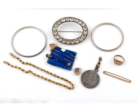 A QUANTITY OF JEWELLERY including a 9ct gold signet ring, 5.8 grams, size P 1/2, together with assorted stick pins, an 18ct g