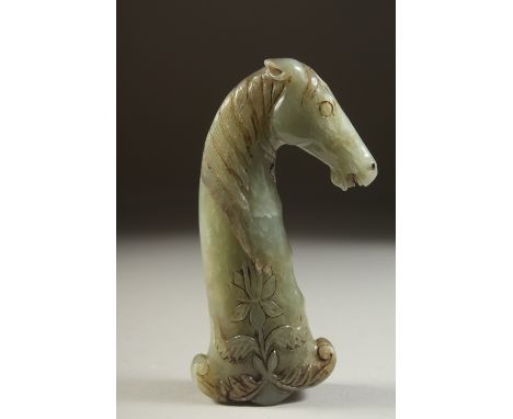A FINE LATE 19TH CENTURY INDIAN MUGHAL CARVED JADE HORSE HEADED HILT, 12cm long.