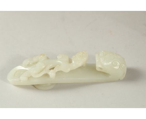 A FINE CHINESE CARVED JADE DRAGON / CHILONG BELT HOOK, 12cm long.