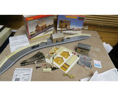Hornby Railways lot of Building and new track R.421 R8000 R8072.Great lot of 2 sets including Country Station, Signal box and
