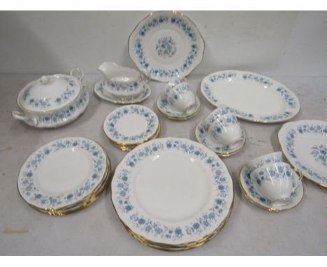 Colclough dinner service comprising 6 dinner plates, 6 side plates, 6 cake plates, 6 cups and saucers, tureen, 2 serving plat