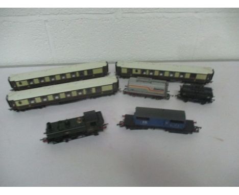 A collection of unboxed OO gauge model railway including a Bachmann locomotive (6420), three Hornby Pullman coaches and three
