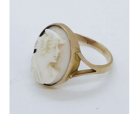 A 9ct gold ring set with a cameo